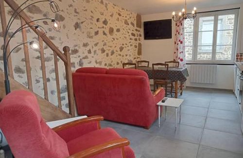 Saint-Leonard-des-Bois House | Gîte entier plein centre de St Léo, 2 ch, 4 pers