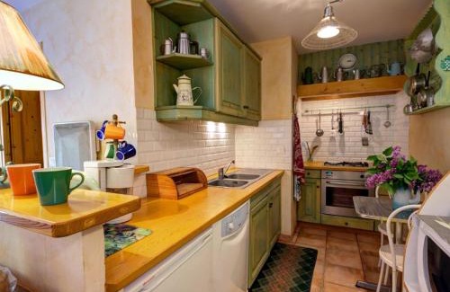 Marols House | Gîte familial en pierre avec jardin, près des chemins de randonnée et forêts, idéal détente et nature - FR-1-496-1