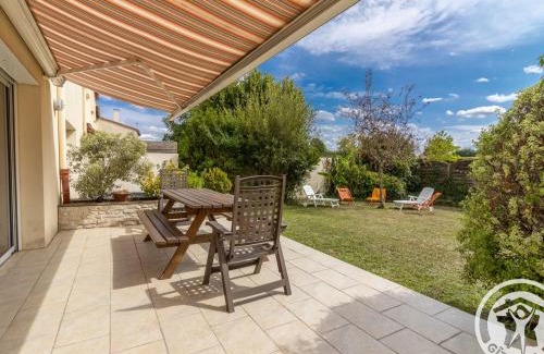 Maulevrier House | Gîte familial proche Parc Oriental et Puy du Fou, jardin clos, commerces accessibles à pied - FR-1-622-66