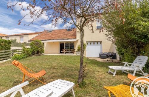 Maulevrier House | Gîte familial proche Parc Oriental et Puy du Fou, jardin clos, commerces accessibles à pied - FR-1-622-66