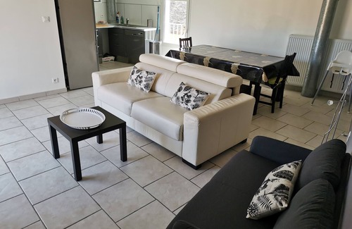 Saint-Georges-sur-Cher Apartment | Gîte * L'Aérostier 5 p, bright and comfortable