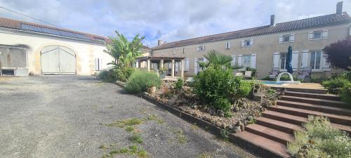 Echebrune House | Gîtes de 2 à 11 personnes au Domaine d'USSON