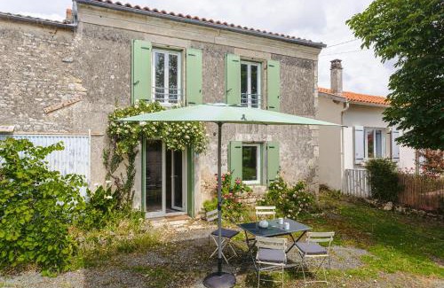 Puyravault House | Gabae Les Volets Verts