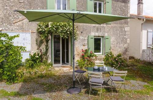 Puyravault House | Gabae Les Volets Verts