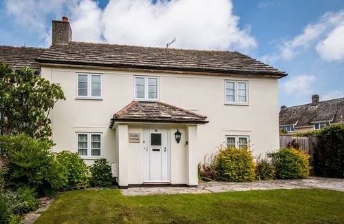 Corfe Castle Village Apartment | Gable Cottage, Corfe Castle. Sleeps 6 & baby