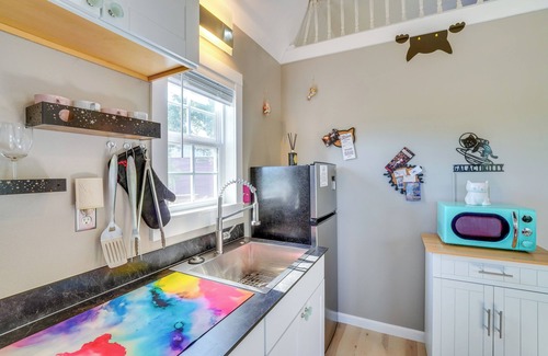 Brownwood Cabin | 'Galactikitty' - Quirky Cabin Near Lake Brownwood!