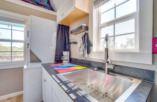 Brownwood Cabin | 'Galactikitty' - Quirky Cabin Near Lake Brownwood!