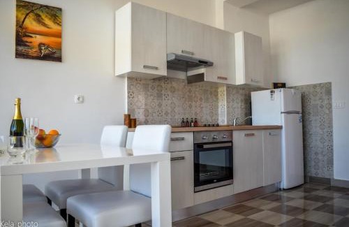 Iz Apartment | Galeb
