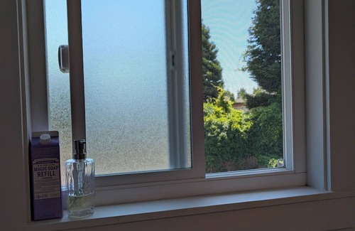 South Berkeley Apartment | Gallery Look Cozy 2-bedroom apartment in charming Berkeley