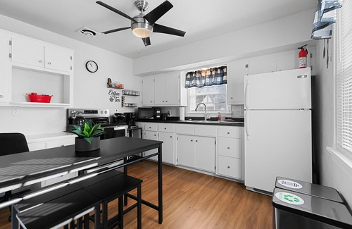 Green Bay House | Game Room~Massage Chair~Just 1 mile from Stadium! King Bed!