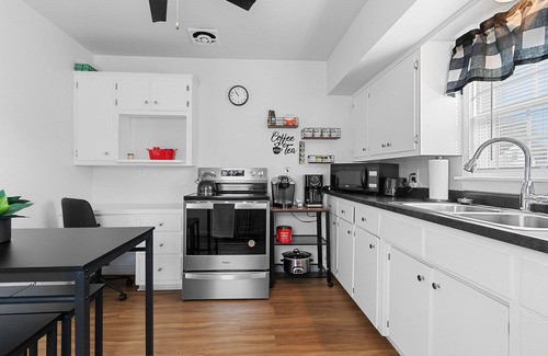 Green Bay House | Game Room~Massage Chair~Just 1 mile from Stadium! King Bed!