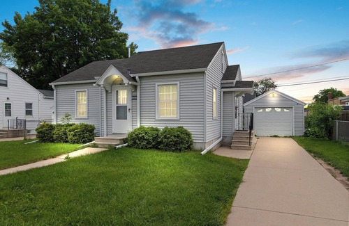 Green Bay House | Game Room~Massage Chair~Just 1 mile from Stadium! King Bed!