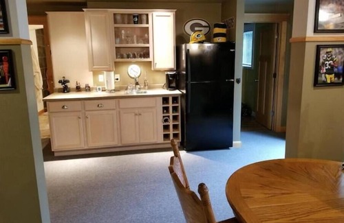 Howard Apartment | Game time, family or relax time-you'll love it here!