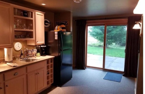 Howard Apartment | Game time, family or relax time-you'll love it here!