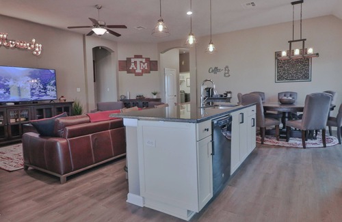 College Station House | Gameday or weekend getaway. Approx 6 miles from Kyle Field & Tx. A&M University