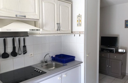 Miramar Apartment | GARDEN-LEVEL APARTMENT WITH LARGE TILED TERRACE AND SMALL GARDEN