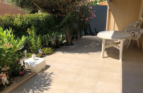 Miramar Apartment | GARDEN-LEVEL APARTMENT WITH LARGE TILED TERRACE AND SMALL GARDEN