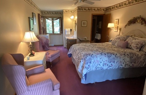 Baraboo Resort | Garden Room near Devils lake and Wisconsin Dells