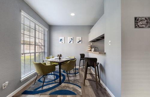 Astrodome Apartment | Gated 2BR Townhouse, Pool & Patio, Near Museums