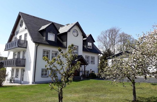 Bad Steben Apartment | Gemütliche 70qm Ferienwohnung mit Balkon, Naturholzmöbelausstattung