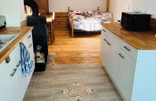 Liepen Apartment | Gemütliche Ferienwohnung mit Kaminofen, Renoviert+rustikal