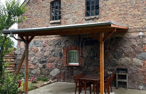 Liepen Apartment | Gemütliche Ferienwohnung mit Kaminofen, Renoviert+rustikal