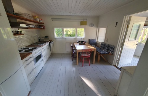 Djurhamn Cabin | Gemütliches Ferienhaus mit Kleinem Boot 200 m vom Meer Entfernt