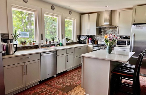 Great Barrington House | Gem of the Berkshires. Mountain View. Short walk to lake & downtown.