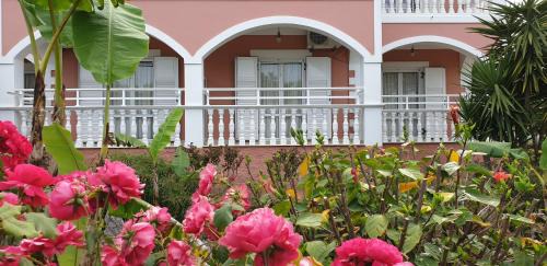 Porto Koukla Apartment | George & Sofia Studios