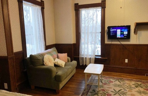 Rush City Hotel | GH1 · #1 Grant House-Moniqe's Suite: Tearose Eveningsong