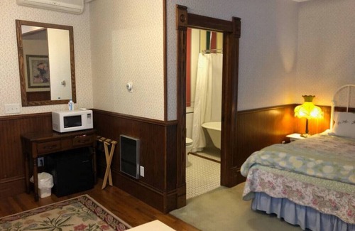 Rush City Hotel | GH1 · #1 Grant House-Moniqe's Suite: Tearose Eveningsong