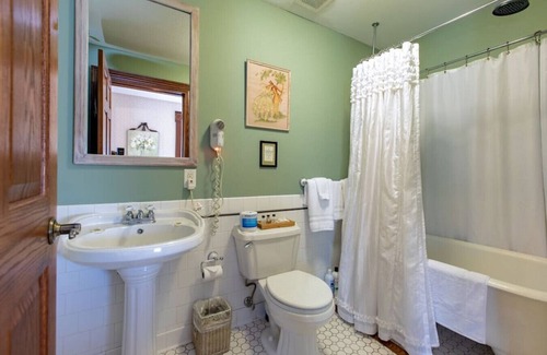 Rush City Hotel | GH1 · #1 Grant House-Moniqe's Suite: Tearose Eveningsong