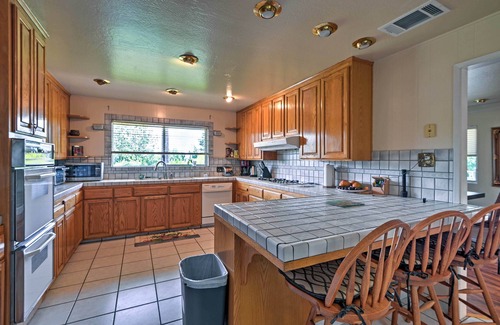 Gilroy House | Gilroy Home w/Deck on 20 Acres, 7 Mi to Downtown!
