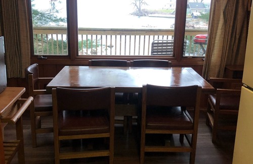 Redwood Cottage | “GimmeShelter” Cozy 4 bedroom cottage in the heart of the Thousand Islands