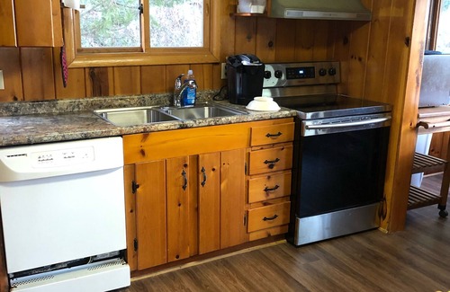 Redwood Cottage | “GimmeShelter” Cozy 4 bedroom cottage in the heart of the Thousand Islands