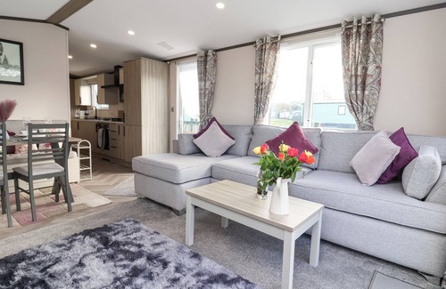 West Heslerton Cottage | GINGER FOX LODGE, pet friendly, with hot tub in Cayton