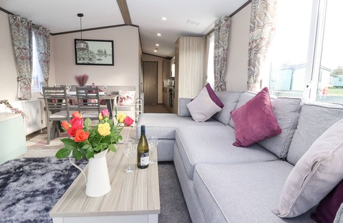 West Heslerton Cottage | GINGER FOX LODGE, pet friendly, with hot tub in Cayton