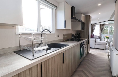 West Heslerton Cottage | GINGER FOX LODGE, pet friendly, with hot tub in Cayton