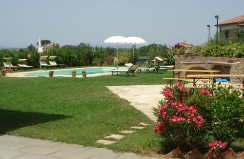 Cortona Apartment | Girasole is a Self-Contained Apartment with a large Pool, free WiFi & parking