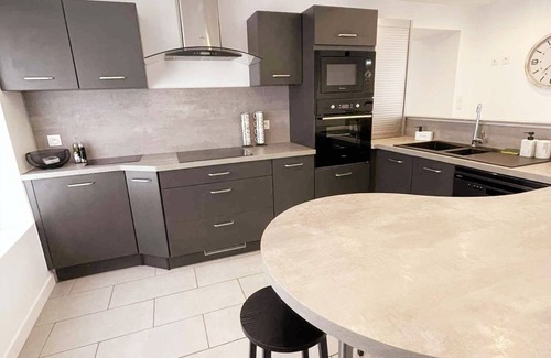 Troarn Cottage | Gîte-Family-Ensuite with Bath-Garden view