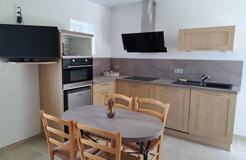 Pace House | Gite in the countryside, 3 minutes from town.