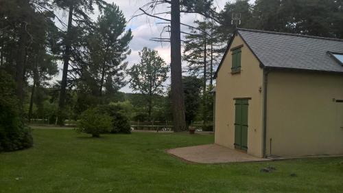 Saint-Mars-d'Outille House | Gite meublé avec étang en lisière de forêt.