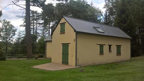 Saint-Mars-d'Outille House | Gite meublé avec étang en lisière de forêt.