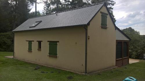 Saint-Mars-d'Outille House | Gite meublé avec étang en lisière de forêt.
