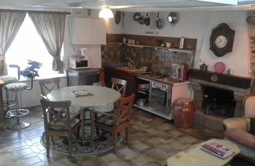 Glomel House | Gîte St Germain sleeps 5, 3 mins from the lake fishing/pedalos, pets welcome!