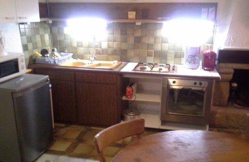 Glomel House | Gîte St Germain sleeps 5, 3 mins from the lake fishing/pedalos, pets welcome!