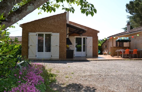 Lagorce Cottage | Gîte with barbecue and enclosed terrace close to shops and rivers