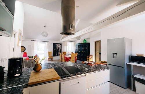 Bessan House | Gite with private heated pool in estate near Cap d'Agde