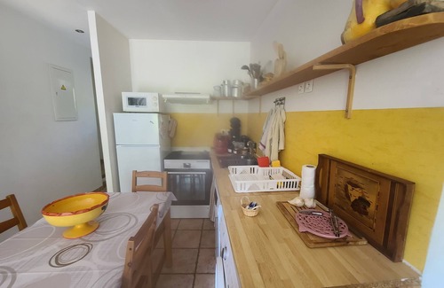 La Tour-d'Aigues Apartment | Gite with swimming pool to share in the middle of the vineyards. Pets accepted