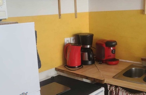 La Tour-d'Aigues Apartment | Gite with swimming pool to share in the middle of the vineyards. Pets accepted